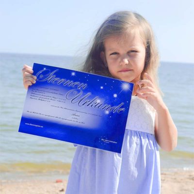 Mädchen mit Urkunde zur Sterntaufe Mädchen mit Urkunde zur Sterntaufe